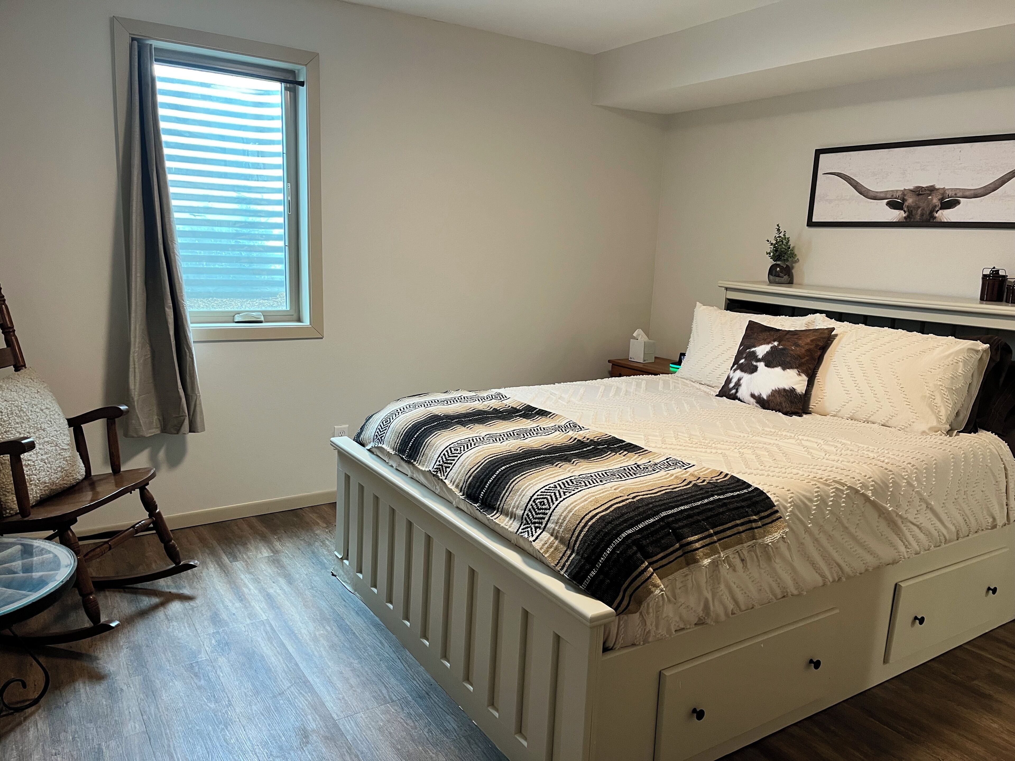 Tabla de planchar con plancha, wifi gratis y ropa de cama 