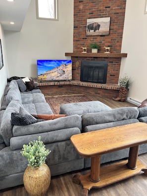 Smart TV, fireplace, books - Peaceful & Relaxing Farm Home (Marshall)