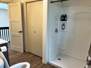 Douche, sèche-cheveux, serviettes fournies, savon