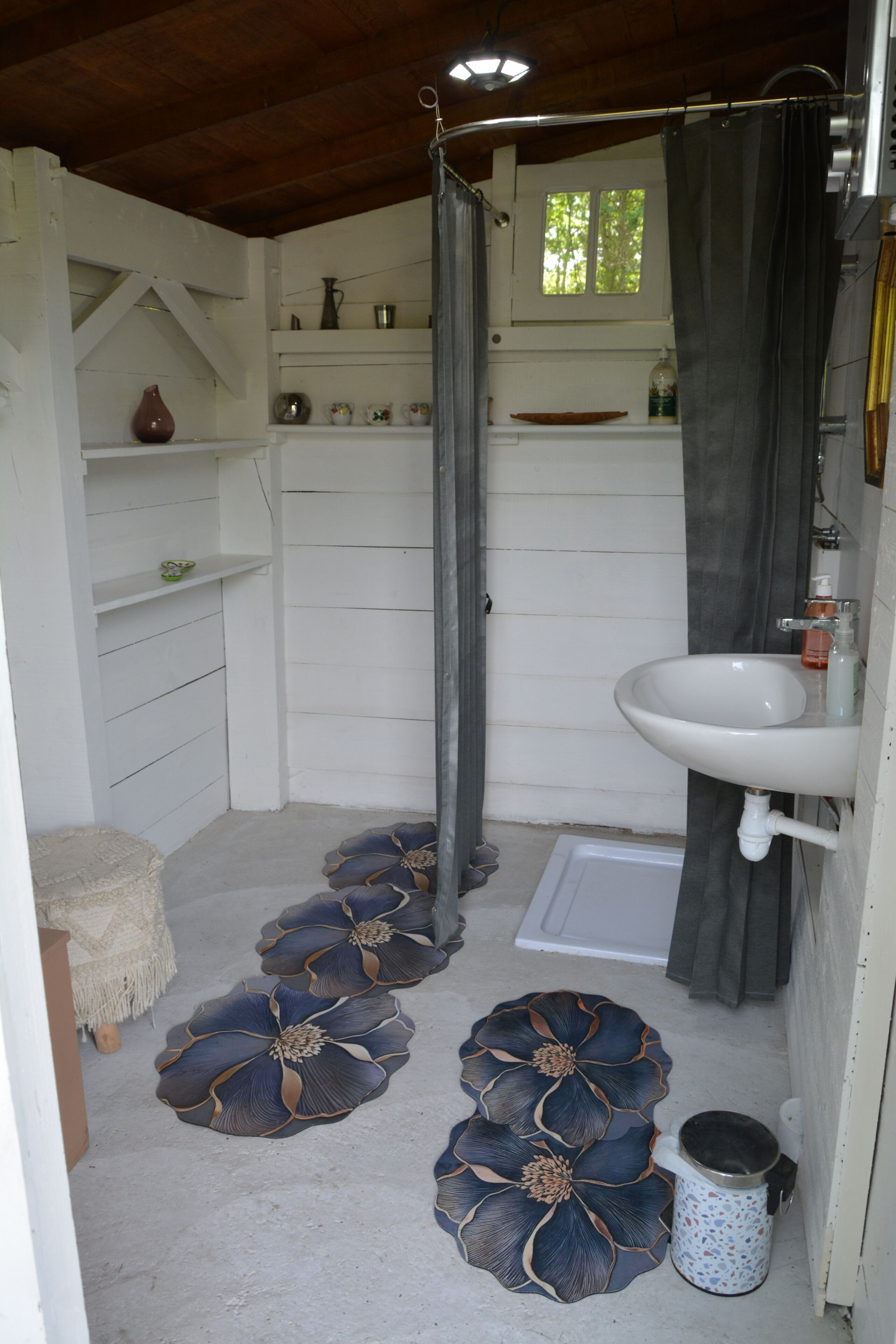 Douche, serviettes fournies, savon, papier toilette