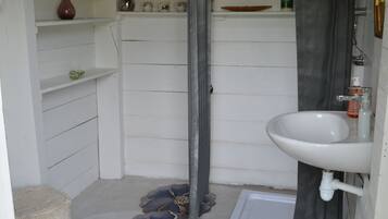 Douche, serviettes fournies, savon, papier toilette