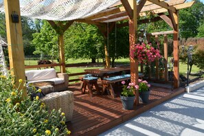 Outdoor dining - Vrbo Property (Callen)