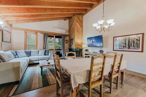 Living area - The Golden Bend Cozy Stay (Truckee)