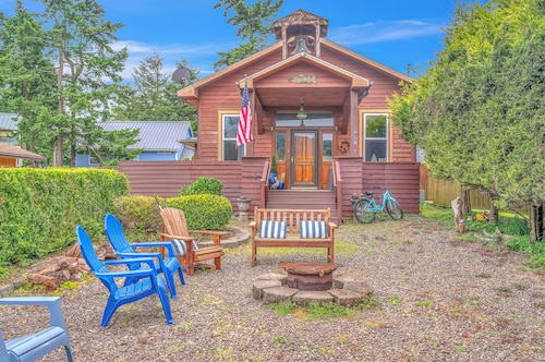 Renovated Historic Schoolhouse; Private Hot Tub