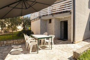 Outdoor dining - Apartment Stephanie with terrace for 2 person (Pula)
