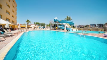 Piscine extérieure (ouverte en saison)
