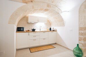 Frigorífic, microones, placa de cuina i rentaplats 