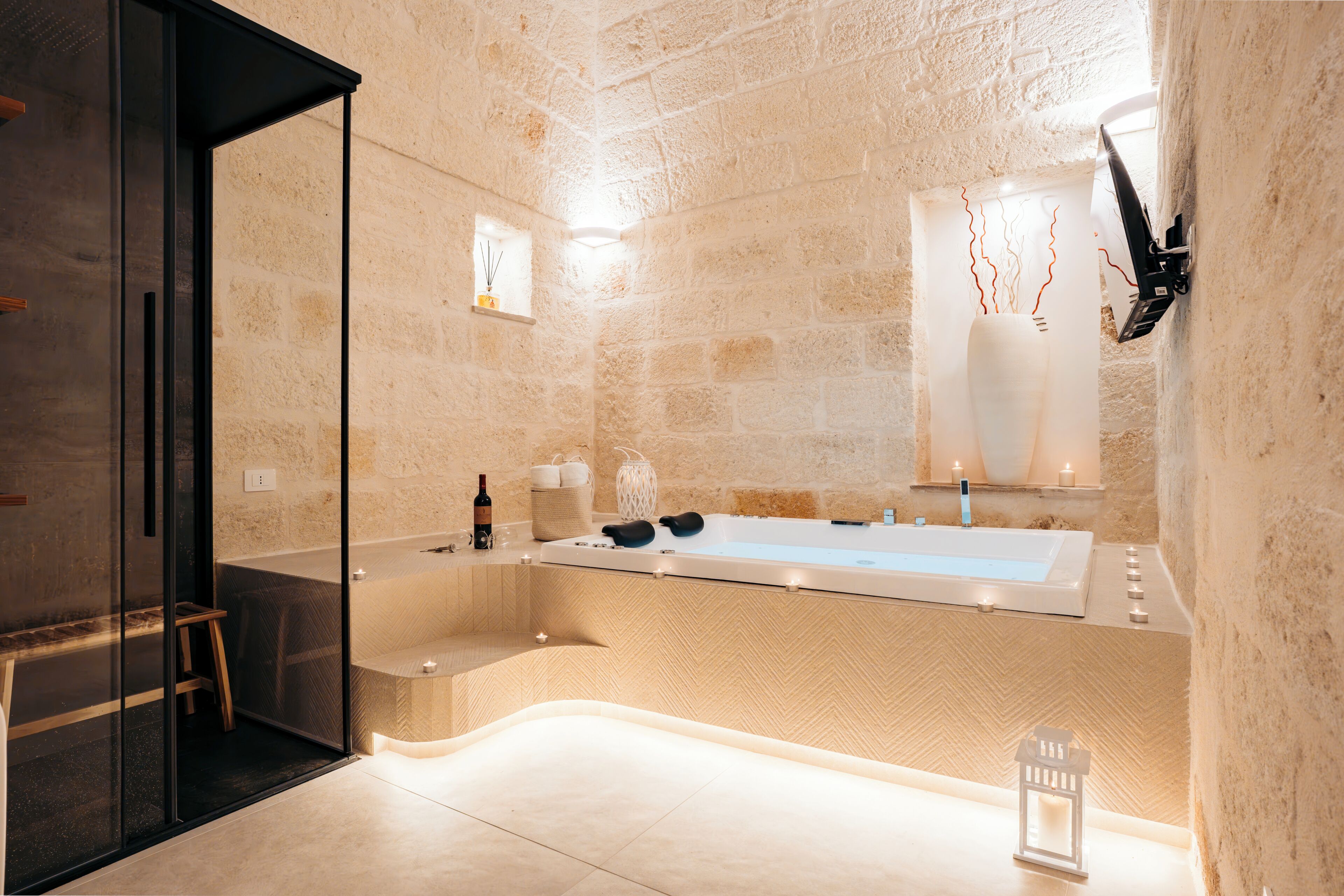 Doccia, vasca idromassaggio, asciugacapelli, bidet