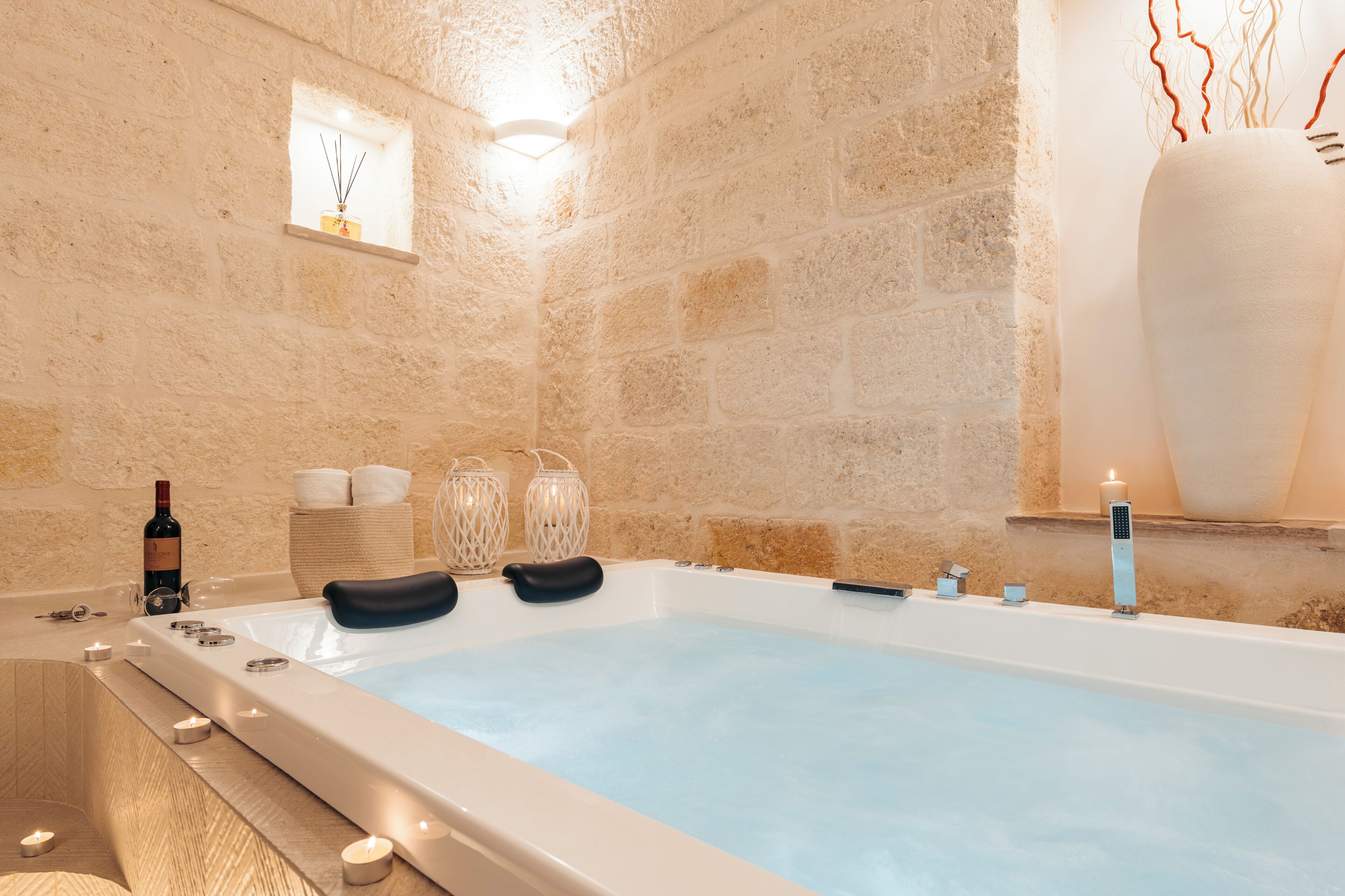 Doccia, vasca idromassaggio, asciugacapelli, bidet