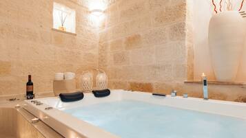 Doccia, vasca idromassaggio, asciugacapelli, bidet