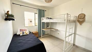Tabla de planchar con plancha, wifi y ropa de cama