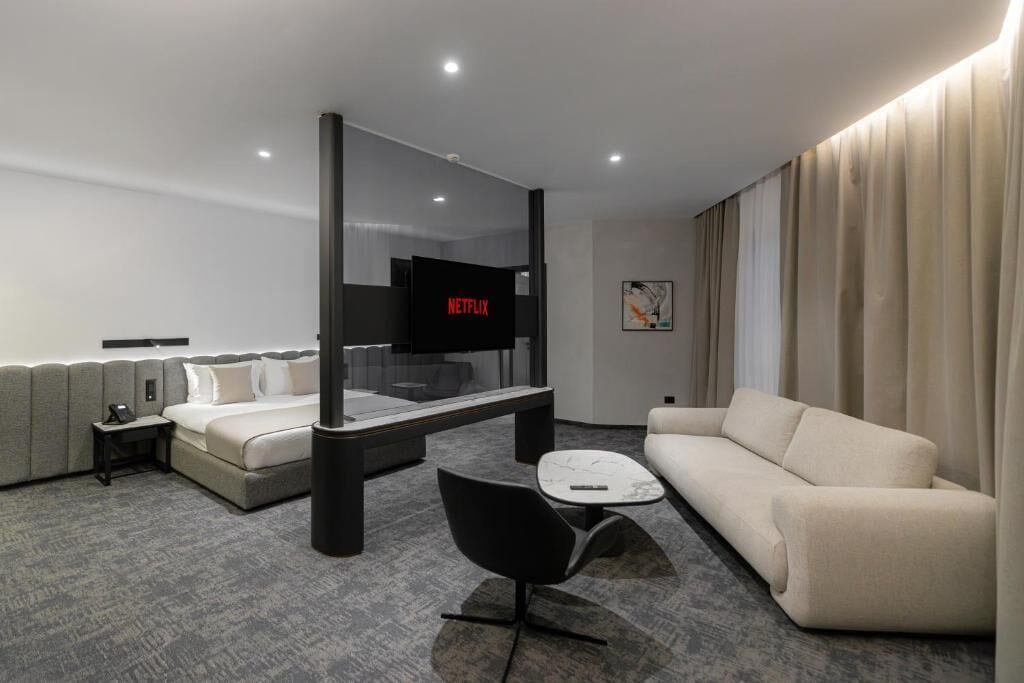 Junior Suite, City View | Living area