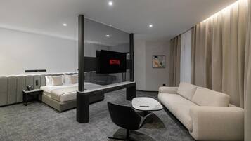 Junior Suite, City View | Living area