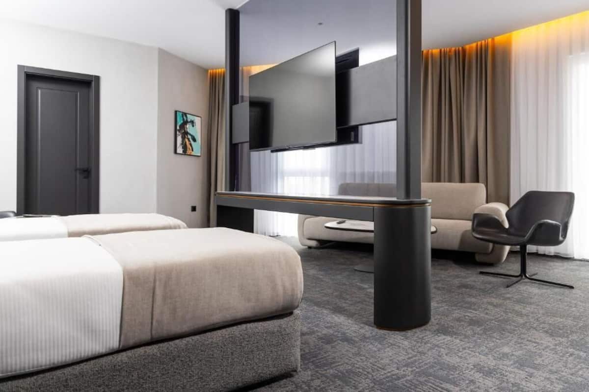 Premium Triple Room, City View | Desk, free WiFi