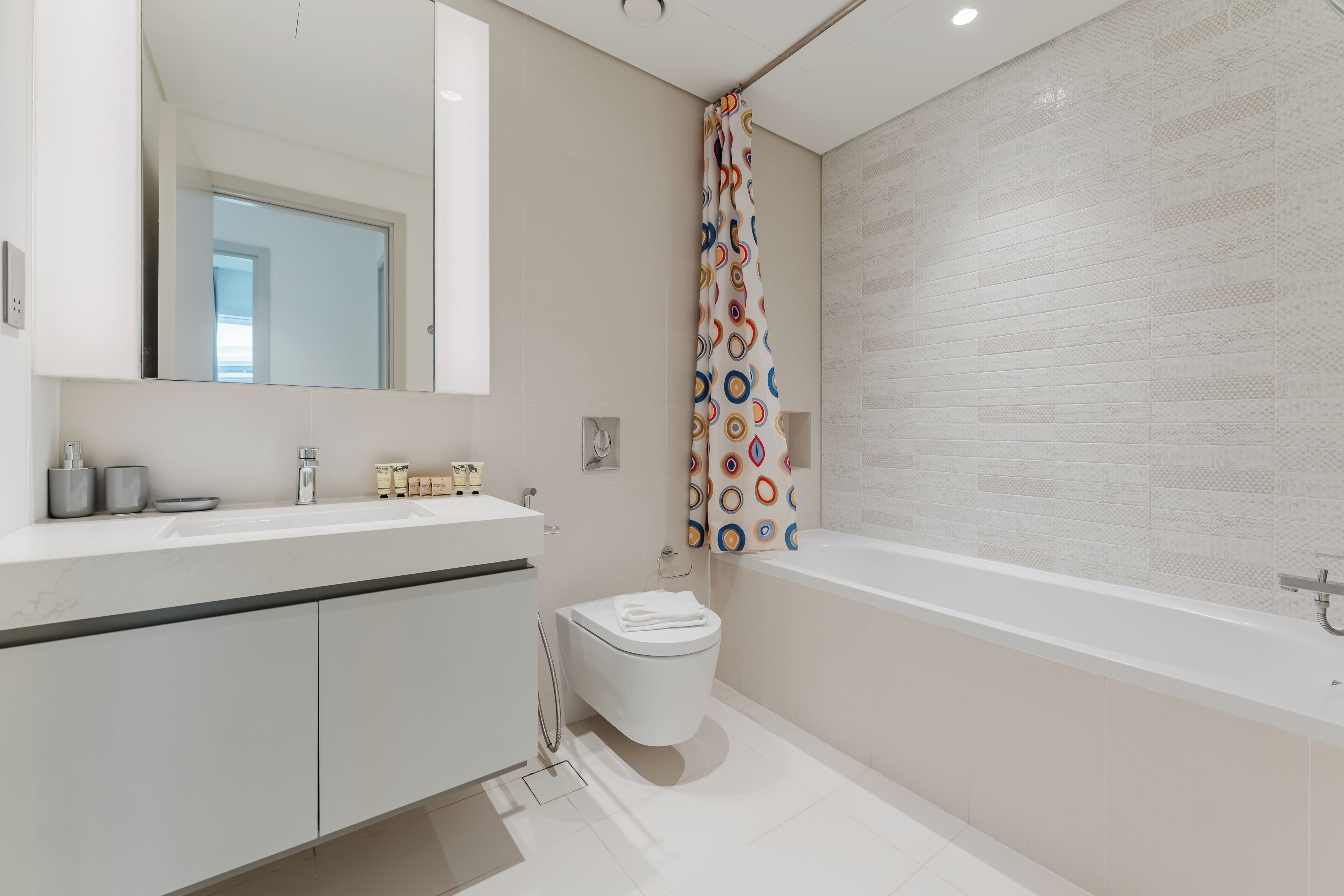 Appartamento Exclusive, 1 letto king, aria condizionata, di fronte alla spiaggia | Bagno | Combinazione doccia/vasca, asciugacapelli, pantofole, asciugamani