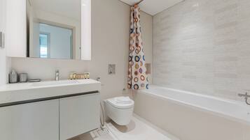 Apartemen Eksklusif, 1 Tempat Tidur King, AC, menghadap pantai | Kamar mandi | Kombinasi shower/bathtub, pengering rambut, sandal, dan handuk