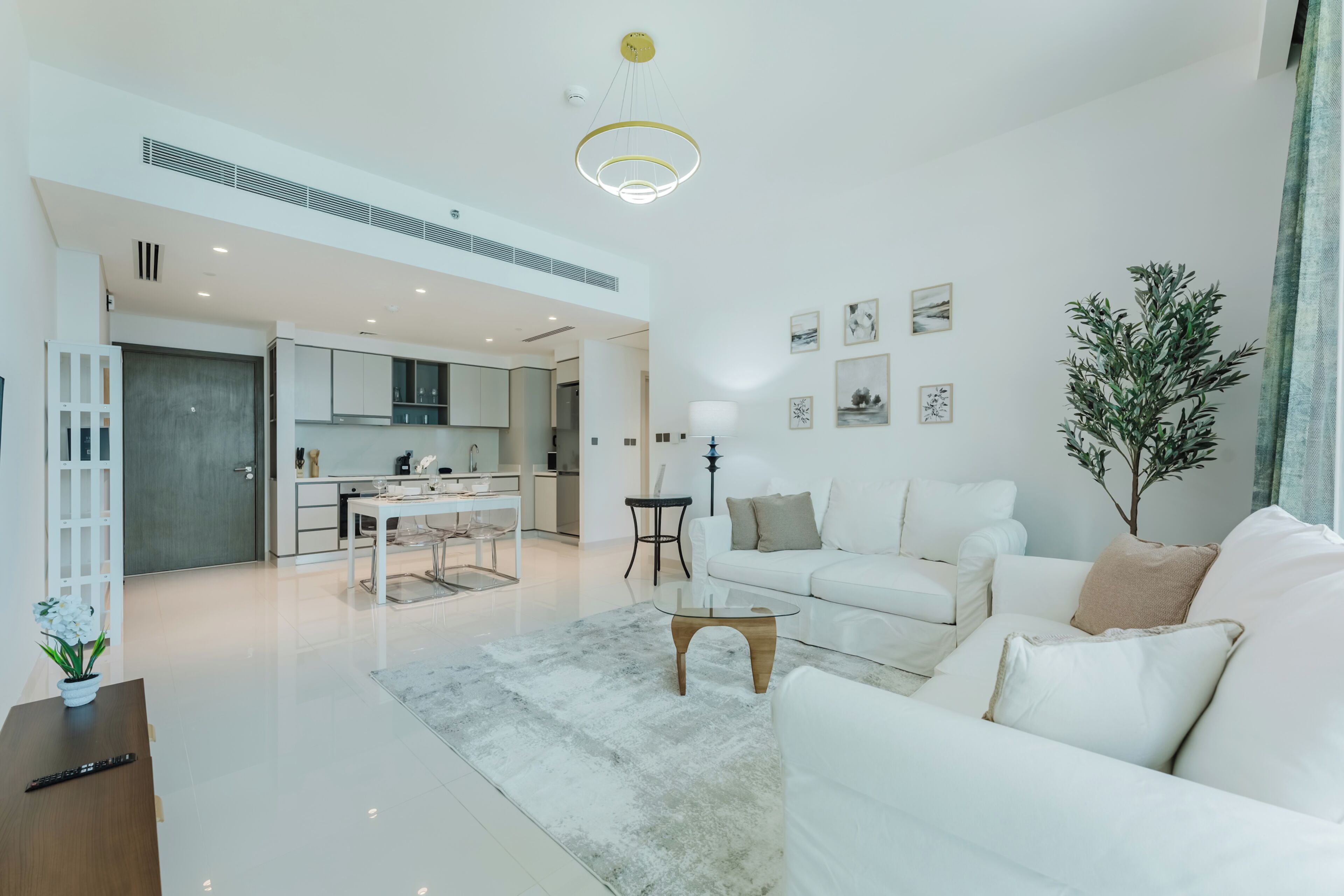 Exclusive-Apartment, 1 King-Bett, Klimaanlage, Strandnähe | Wohnbereich | 40-Zoll-Smart-TV mit Digitalempfang