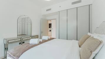 Apartemen Eksklusif, 1 Tempat Tidur King, AC, menghadap pantai | Brankas, tirai kedap cahaya, kedap suara, dan setrika/meja setrika