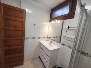 Een douche, een haardroger, handdoeken