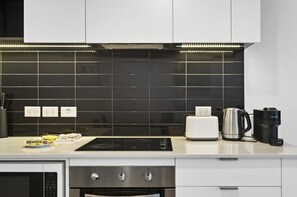 Private kitchen - 1BR Docklands Walk to Marvel Stadium + Balcony (Melbourne)