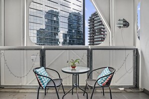 Apartment | Terrace/patio - 1BR Docklands Walk to Marvel Stadium + Balcony (Melbourne)