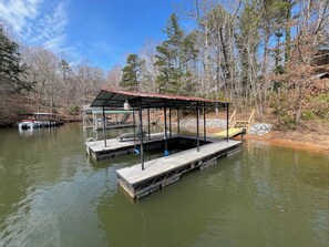 Property grounds - Peaceful 2-bedroom lake cabin with with party dock in charming Dawsonville (Dawsonville)