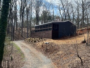 Exterior - Peaceful 2-bedroom lake cabin with with party dock in charming Dawsonville (Dawsonville)