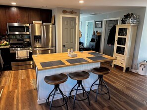 Private kitchen - Peaceful 2-bedroom lake cabin with with party dock in charming Dawsonville (Dawsonville)