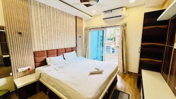 Deluxe Quadruple Room, City View | Desk, free WiFi