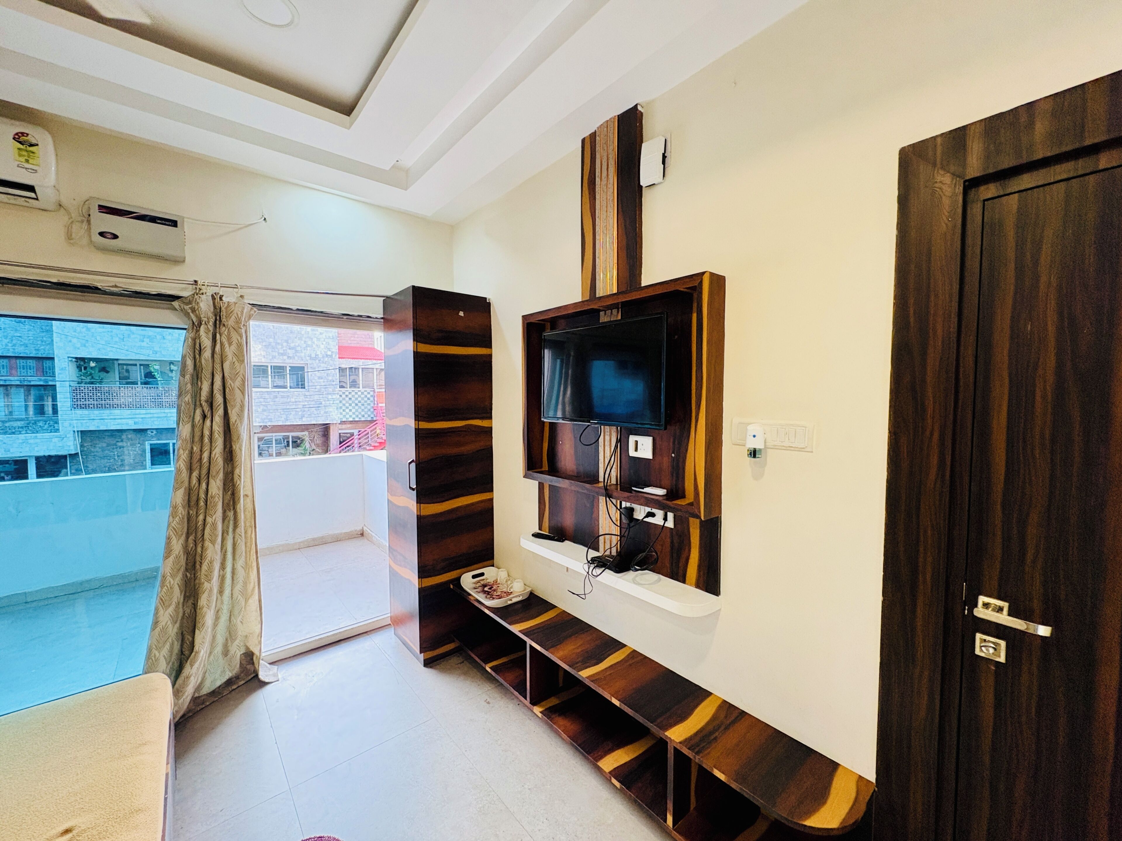 Deluxe Quadruple Room, City View | Desk, free WiFi