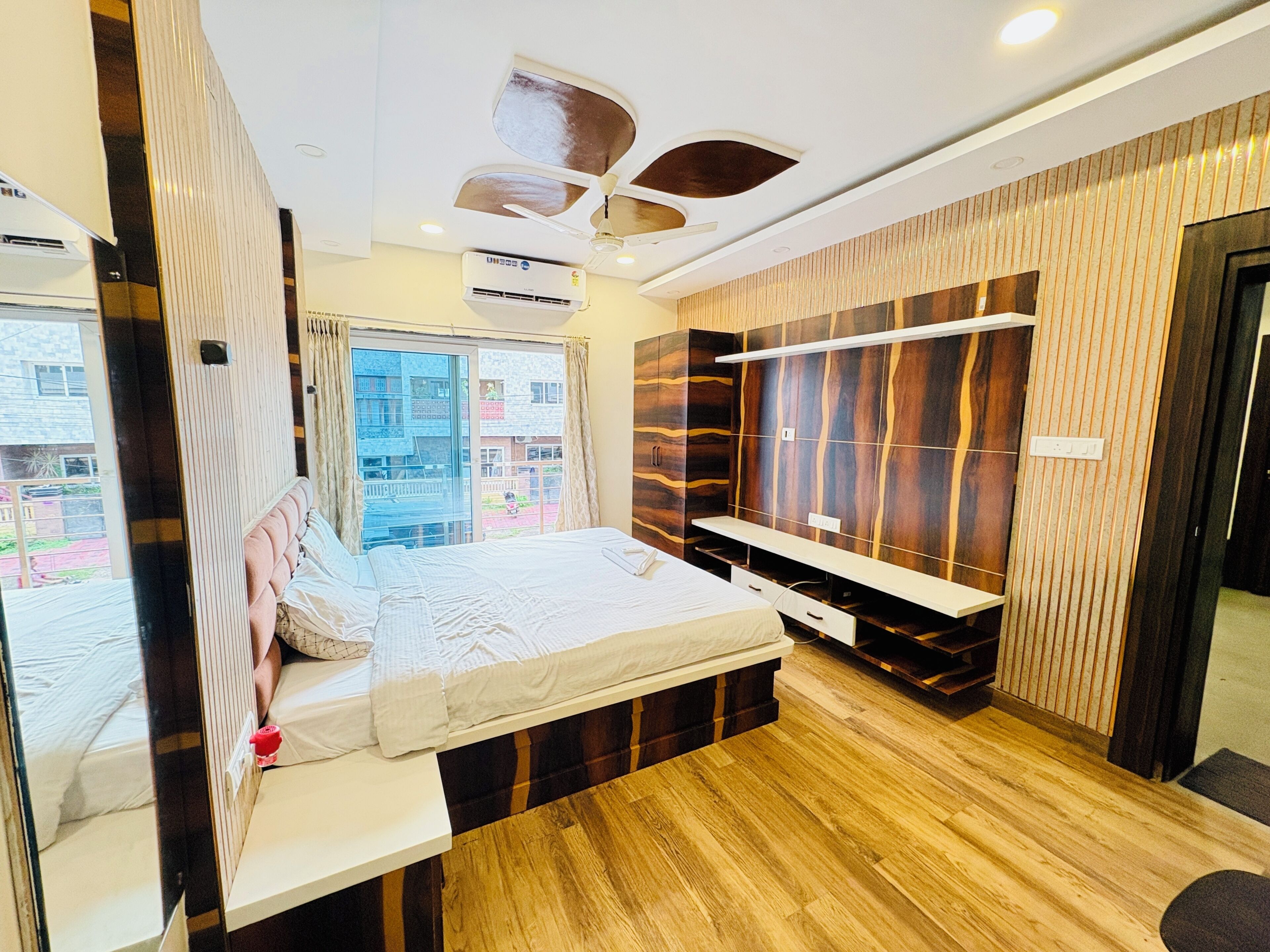 Quadrupla Deluxe, vista città | Una scrivania, Wi-Fi gratuito