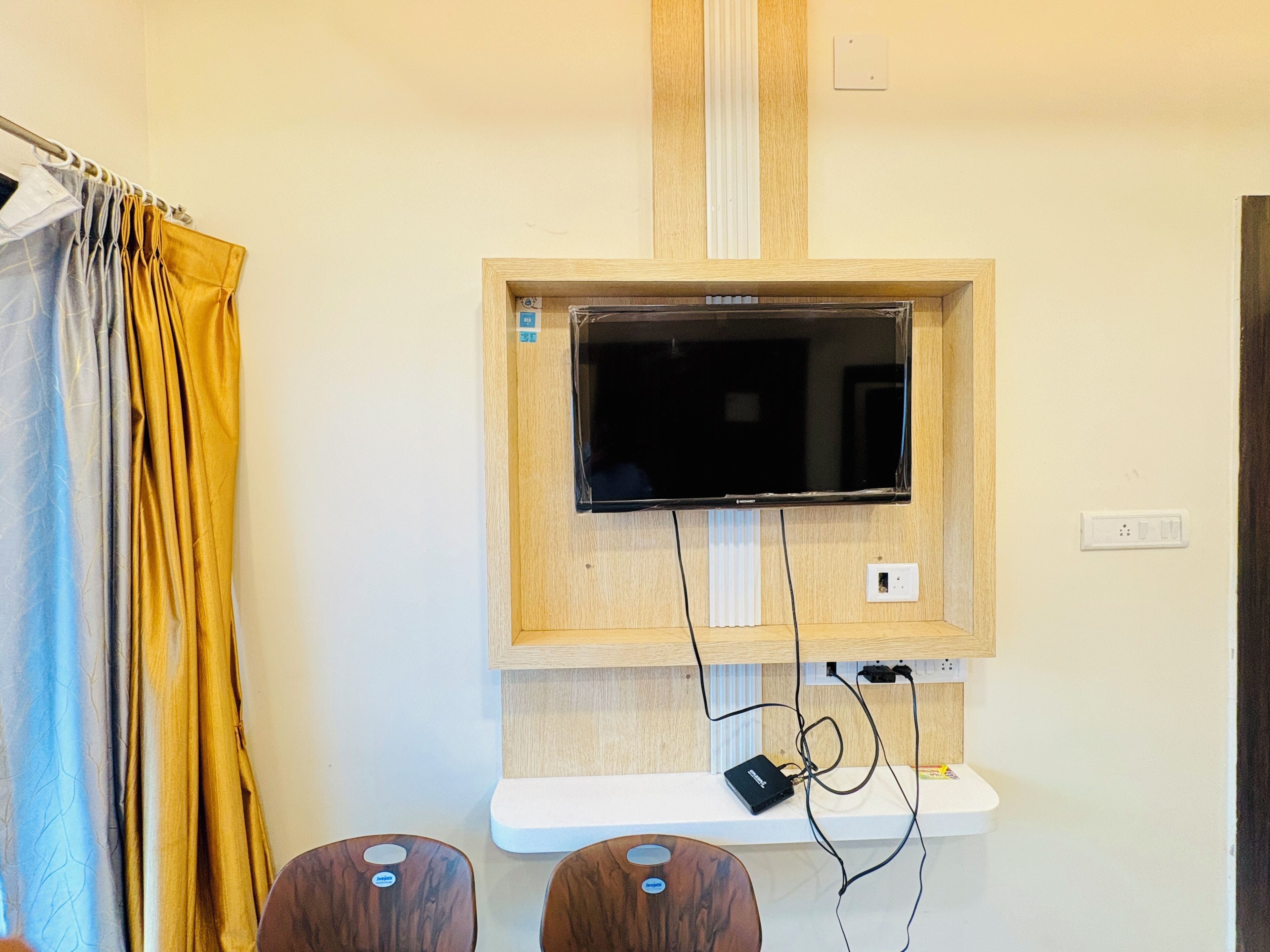 Quadrupla Deluxe, vista città | Una scrivania, Wi-Fi gratuito