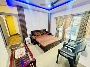 Habitación triple Deluxe, vistas a la ciudad | Escritorio y wifi gratis