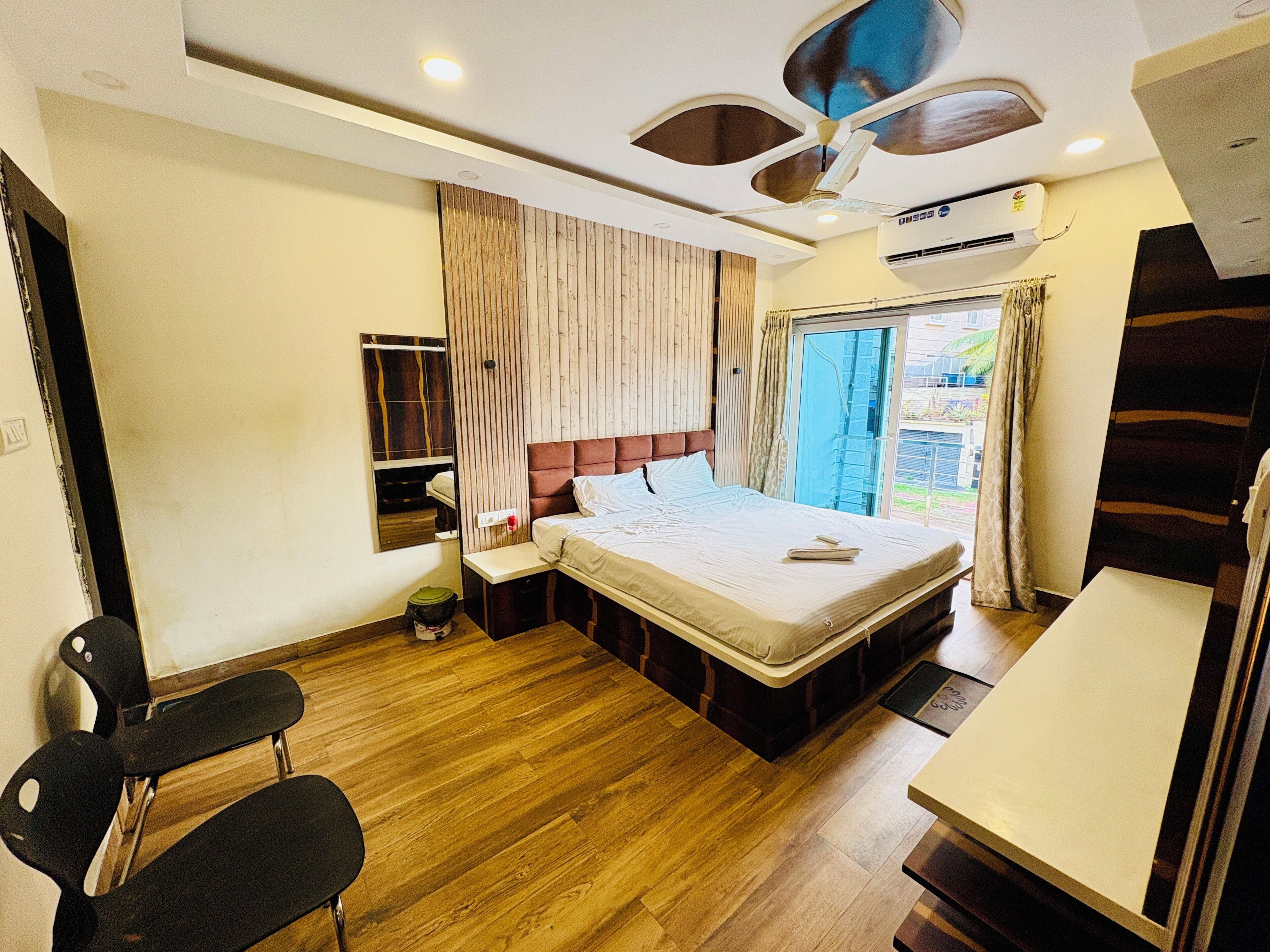 Deluxe Quadruple Room, City View | Desk, free WiFi
