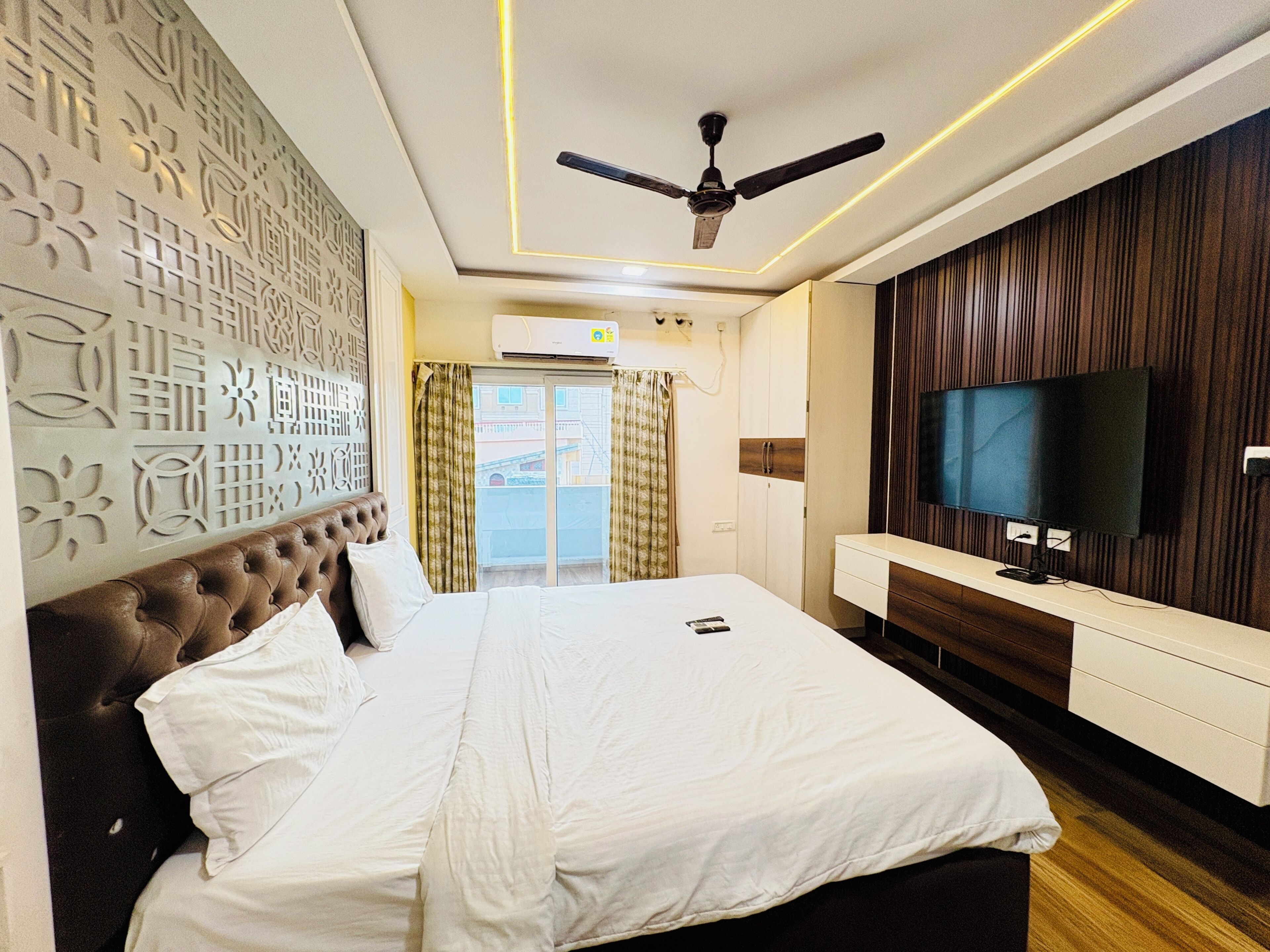 Habitación triple Deluxe, vistas a la ciudad | Escritorio y wifi gratis