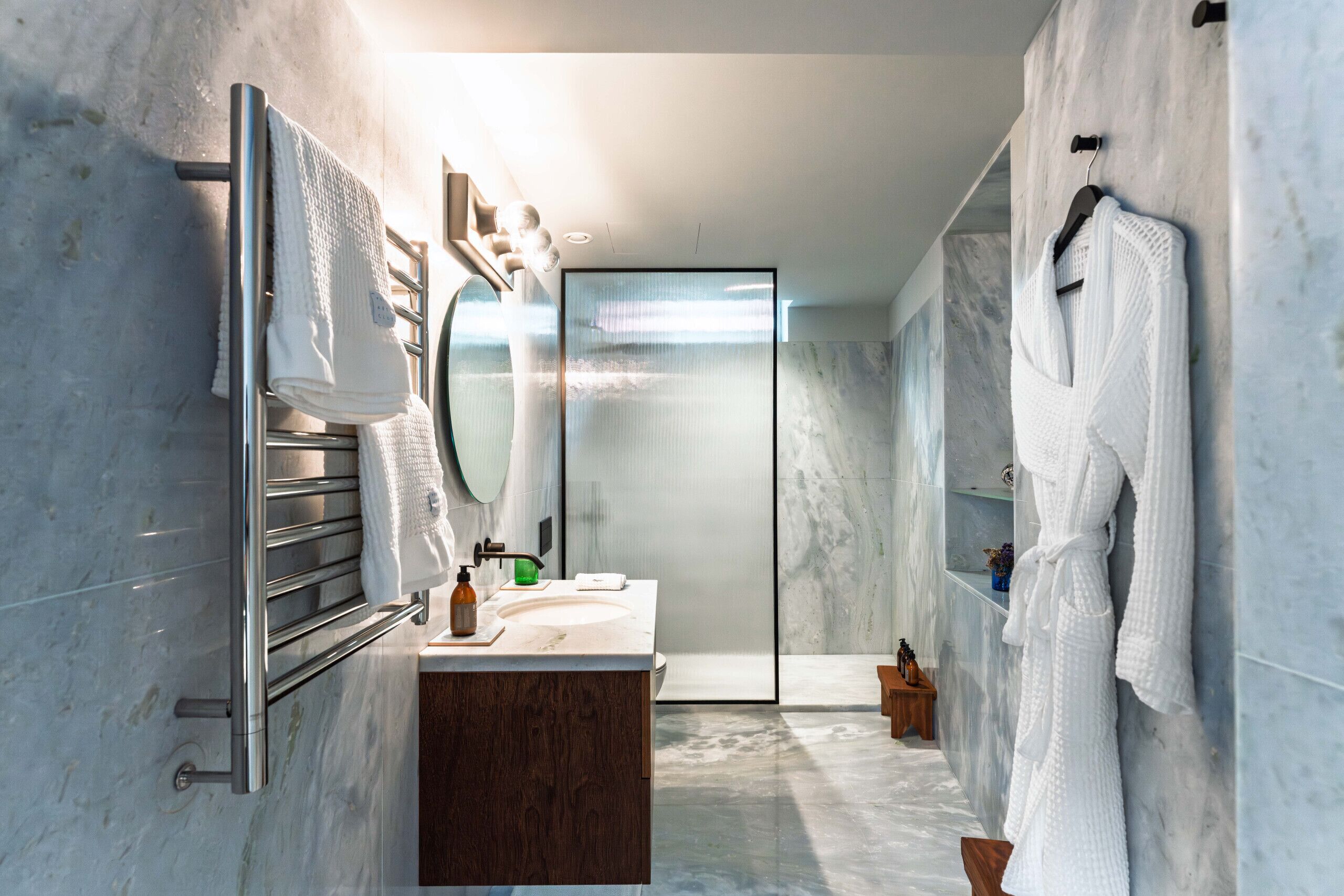 Een douche, een haardroger, handdoeken