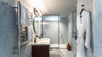 Een douche, een haardroger, handdoeken