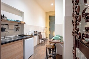Habitación Confort con 1 cama doble o 2 individuales | Cocina privada | Máquina de café espresso y hervidor eléctrico