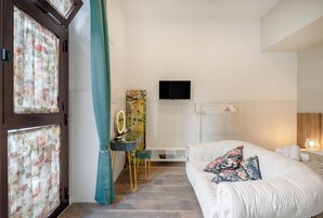 Habitación Confort con 1 cama doble o 2 individuales | Zona de estar | Televisión LED de 46 pulgadas con canales digitales