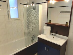 Bathroom - Cozy T3 in La Roche-Posay with Balcony and Wifi (La Roche-Posay)
