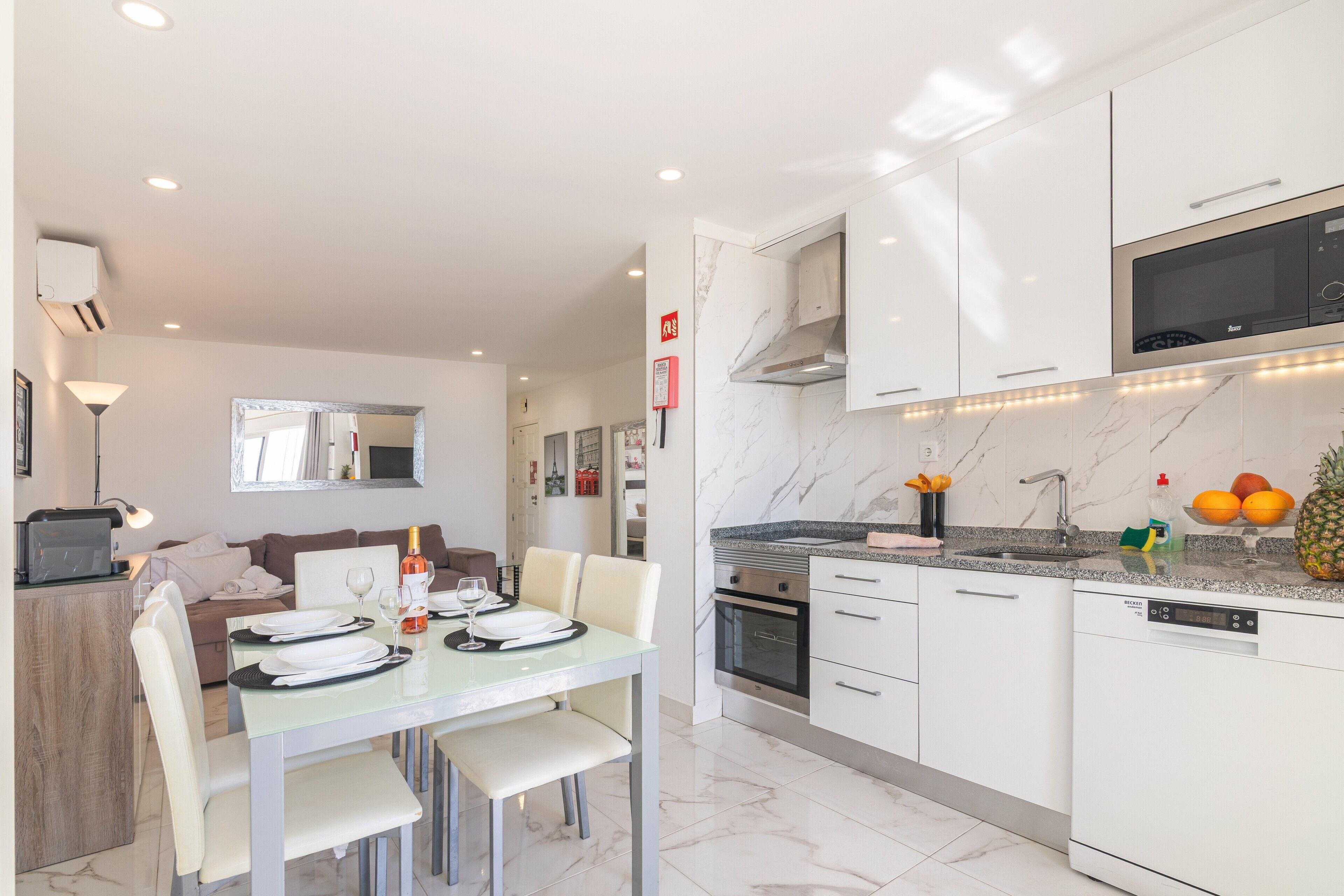 Frigorifero, microonde, forno, piano cottura