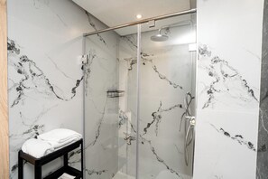 Dusche, Haartrockner, Bidet, Handtücher