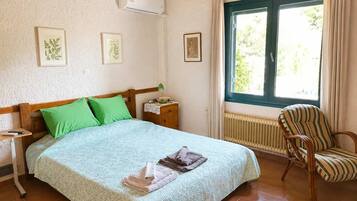 BĂŒgeleisen/BĂŒgelbrett, Reisekinderbett, WLAN, BettwĂ€sche