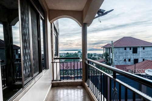 Calm family friendly 2 bedroom apartment in the suburbs of Entebbe