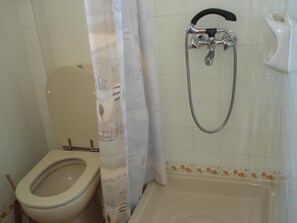 Een douche, handdoeken