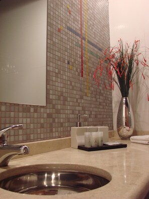 Room, Multiple Beds | Bathroom | Hair dryer, towels, soap, shampoo - Zoom Apart Hotel (JWG)