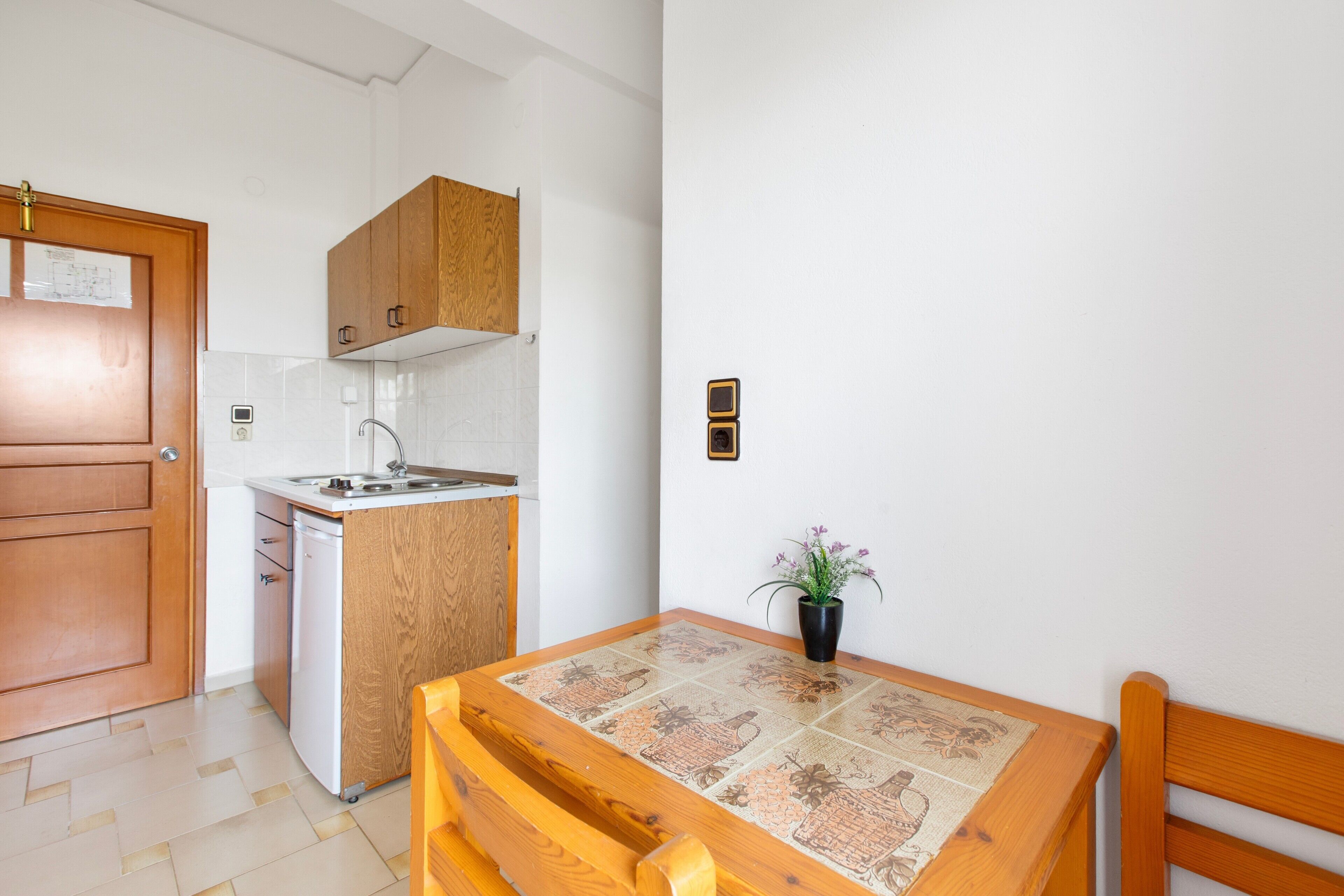 Fridge, stovetop, dishwasher, coffee/tea maker