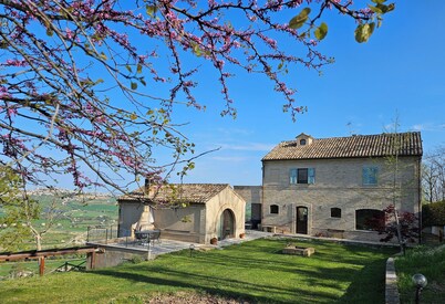 Romantic 2-bedroom villa with AC in charming Fermo, Le Marche