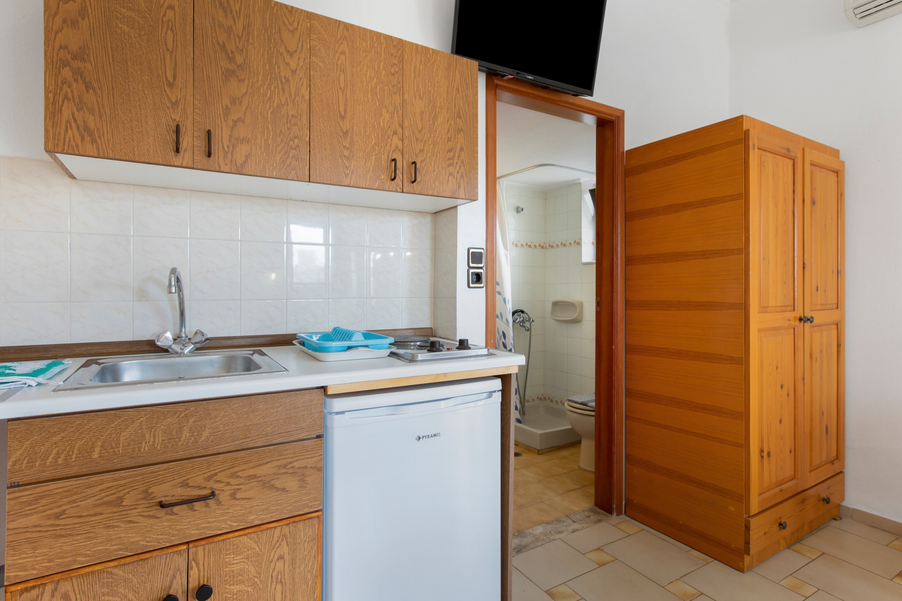 Fridge, stovetop, dishwasher, coffee/tea maker