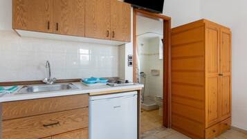 Fridge, stovetop, dishwasher, coffee/tea maker